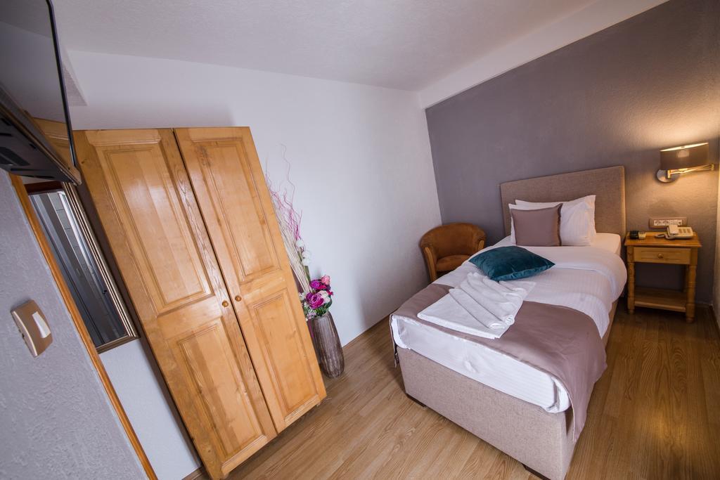 Hotel Ideal Podgorica Bagian luar foto