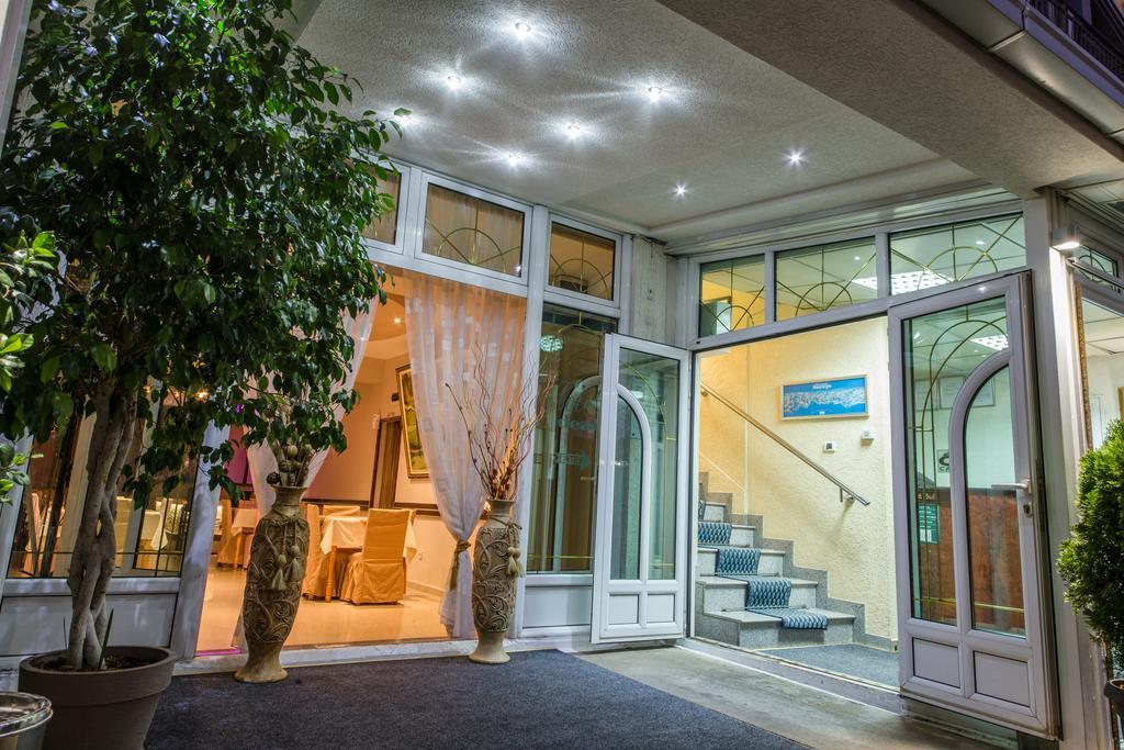 Hotel Ideal Podgorica Bagian luar foto