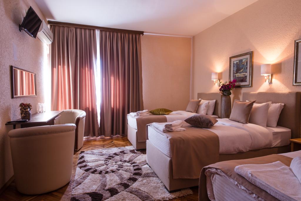Hotel Ideal Podgorica Bagian luar foto