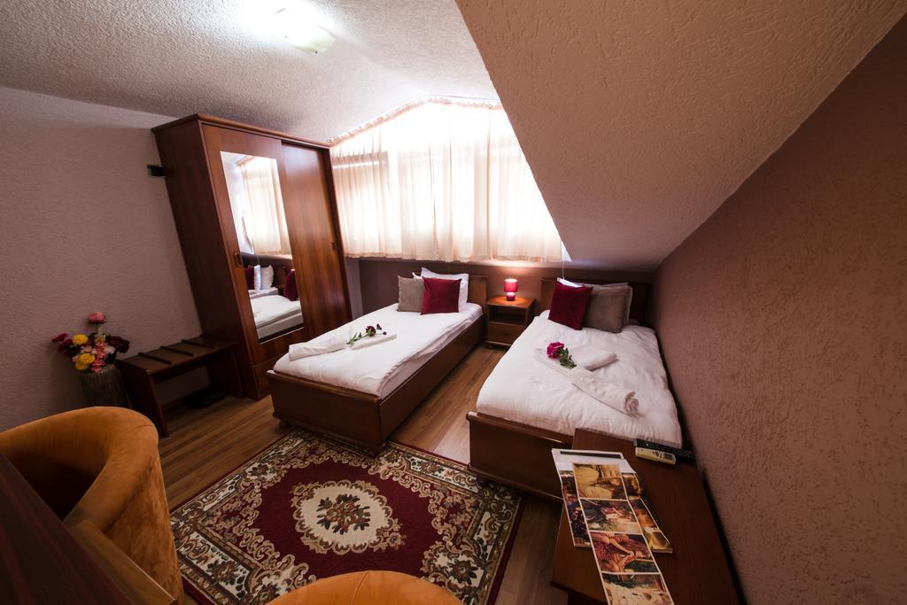 Hotel Ideal Podgorica Bagian luar foto