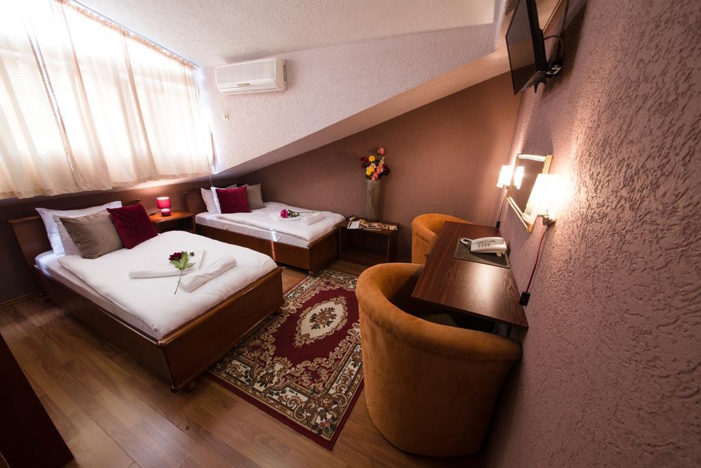 Hotel Ideal Podgorica Bagian luar foto