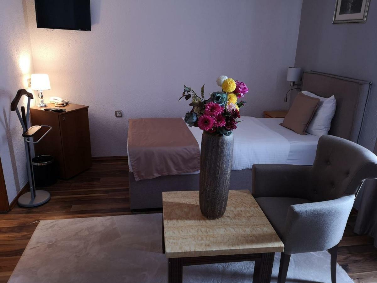 Hotel Ideal Podgorica Bagian luar foto