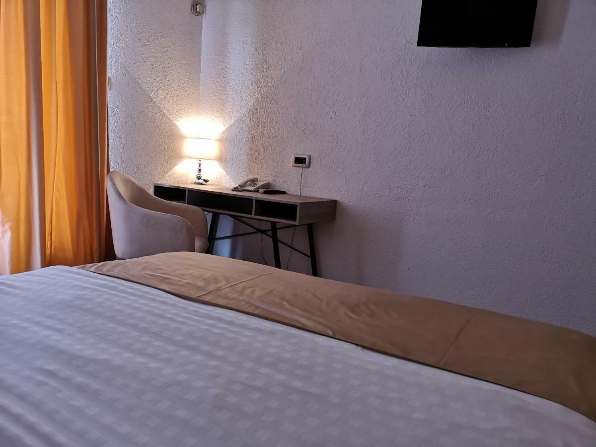 Hotel Ideal Podgorica Bagian luar foto